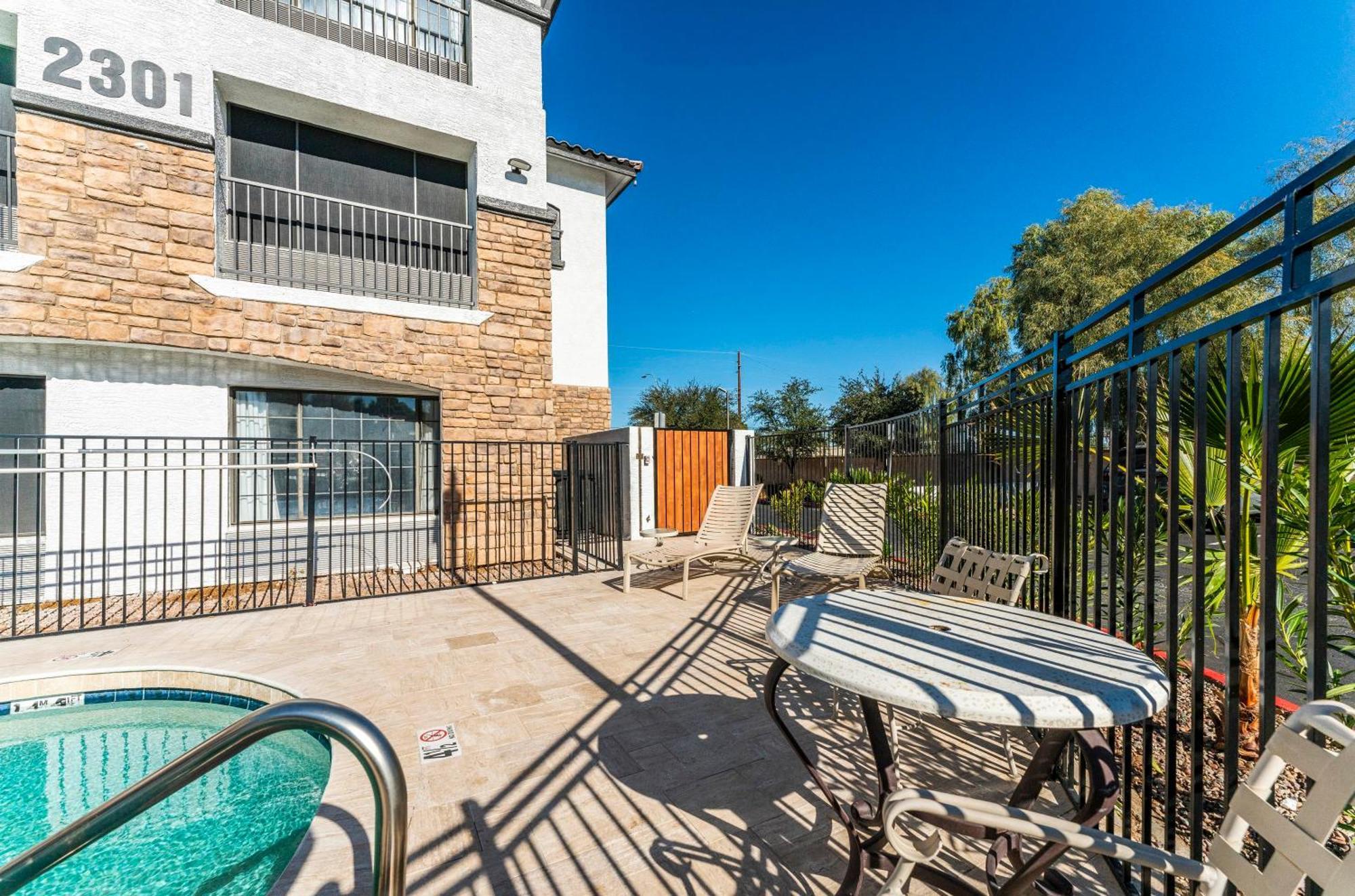 Tempe Corner Apartment Studio King Bed Exterior photo